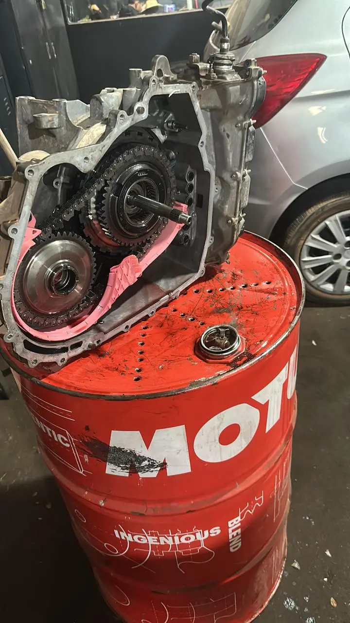 Câmbio automático aberto para reparo na Zizi Auto Serviços em Imperatriz