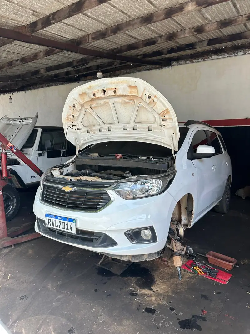 Carro em manutenção com capô aberto no box da Zizi Auto Serviços em Imperatriz