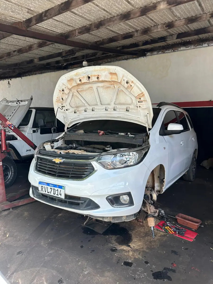Veículo em manutenção na Zizi Auto Serviços, no Entroncamento, em Imperatriz - MA